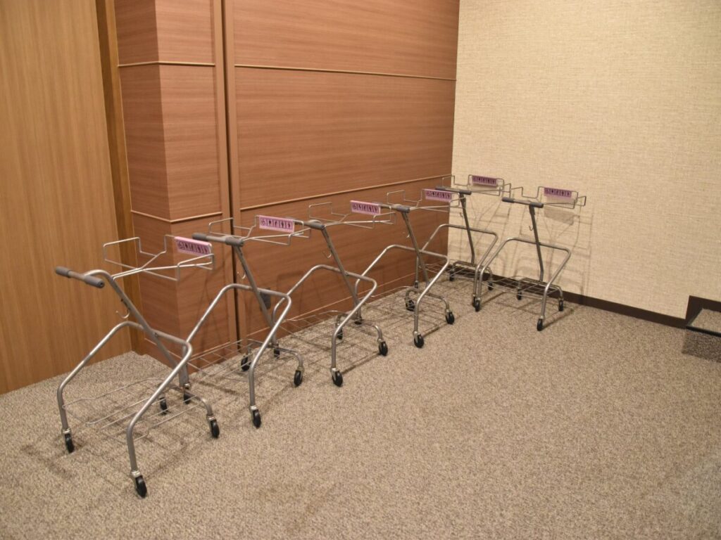 メルキュール福岡宗像リゾート＆スパレストランのトレー用カート