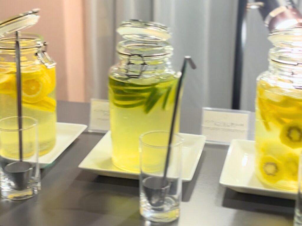 メルキュール福岡宗像リゾート＆スパ｜夜のラウンジの漬け込み酒