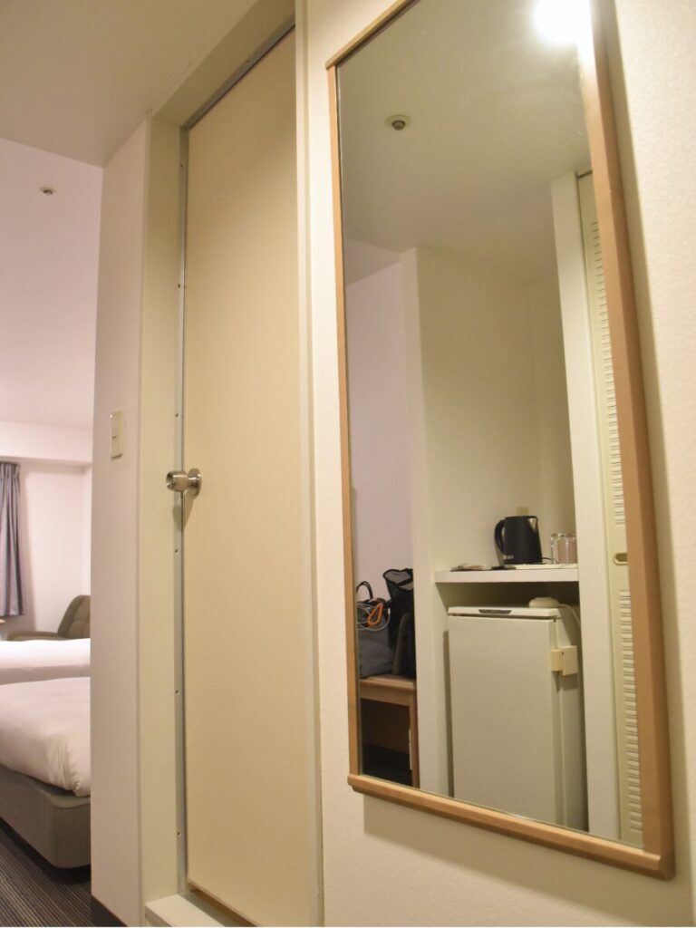 メルキュール福岡宗像リゾート＆スパのクラシックツインのお部屋の全身鏡