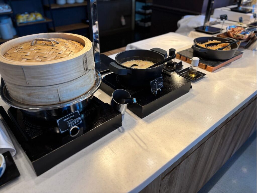 ホテルアムステルダムの朝食ビュッフェの長崎名物（角煮まん・皿うどんなど）