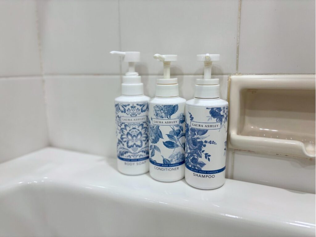 ホテルアムステルダムデラックスルームのバスアメニティ（ローラアシュレイ）