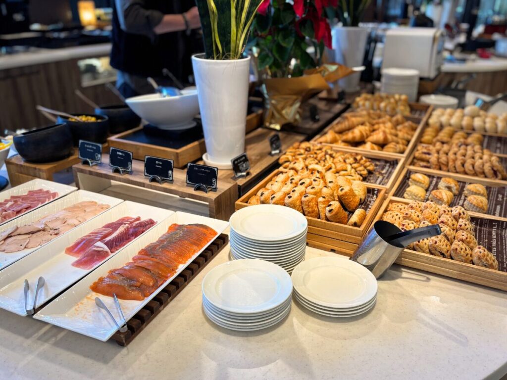 ホテルアムステルダムの朝食のパンやハムなど