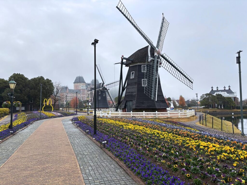 開園前のハウステンボスの風車付近
