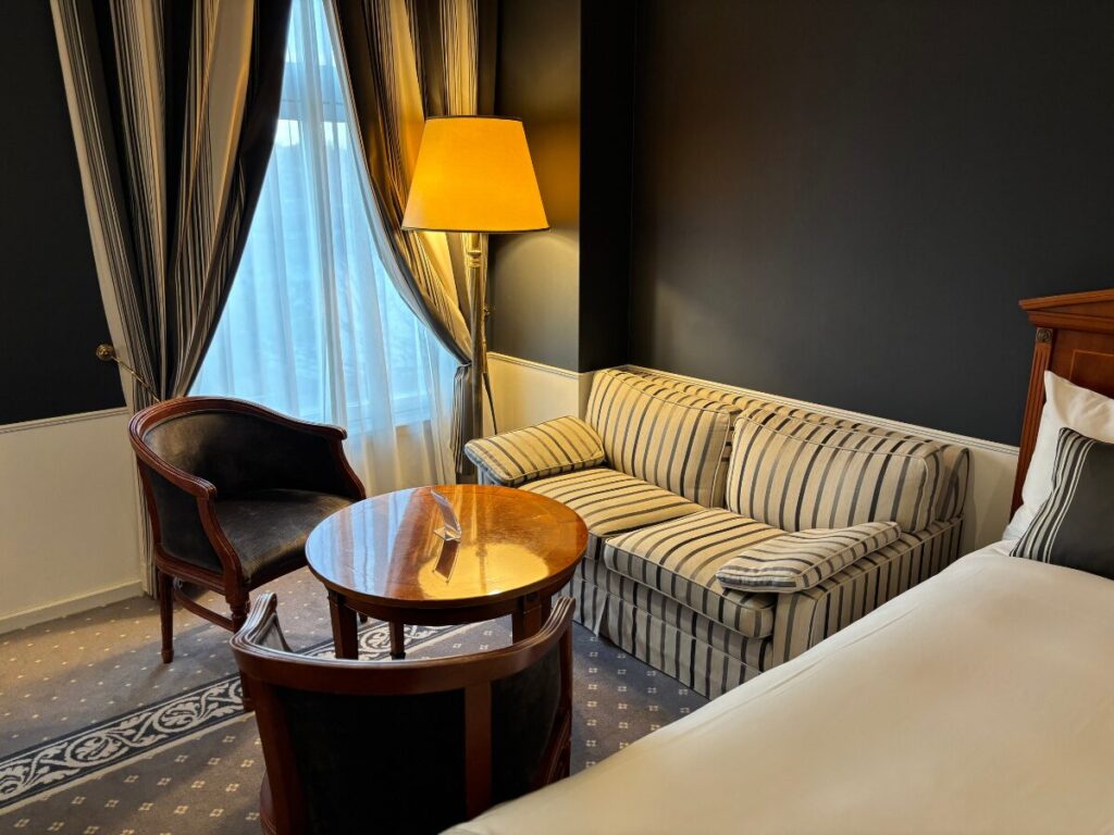 ホテルアムステルダムデラックスルームのソファスペース