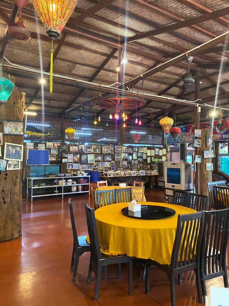 フィッシュファームレストランの店内