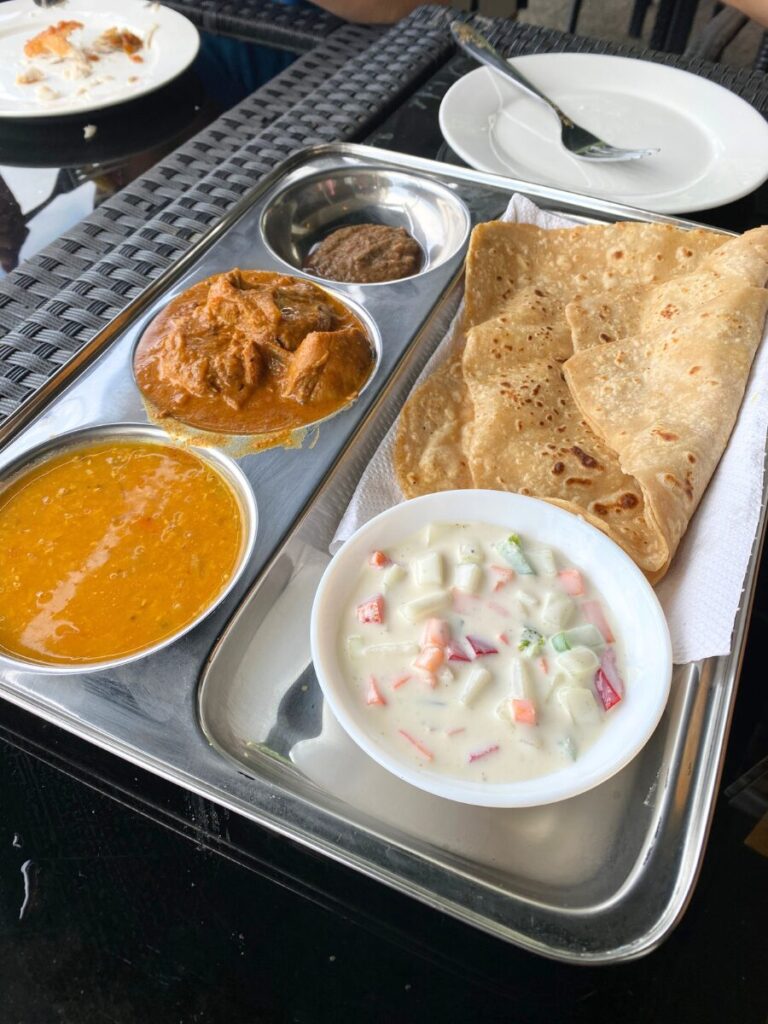 スカボロフ・フィッシュ&チップス(Scarborough Fish & Chips)の数種類のカレーやチャツネが楽しめるプレート