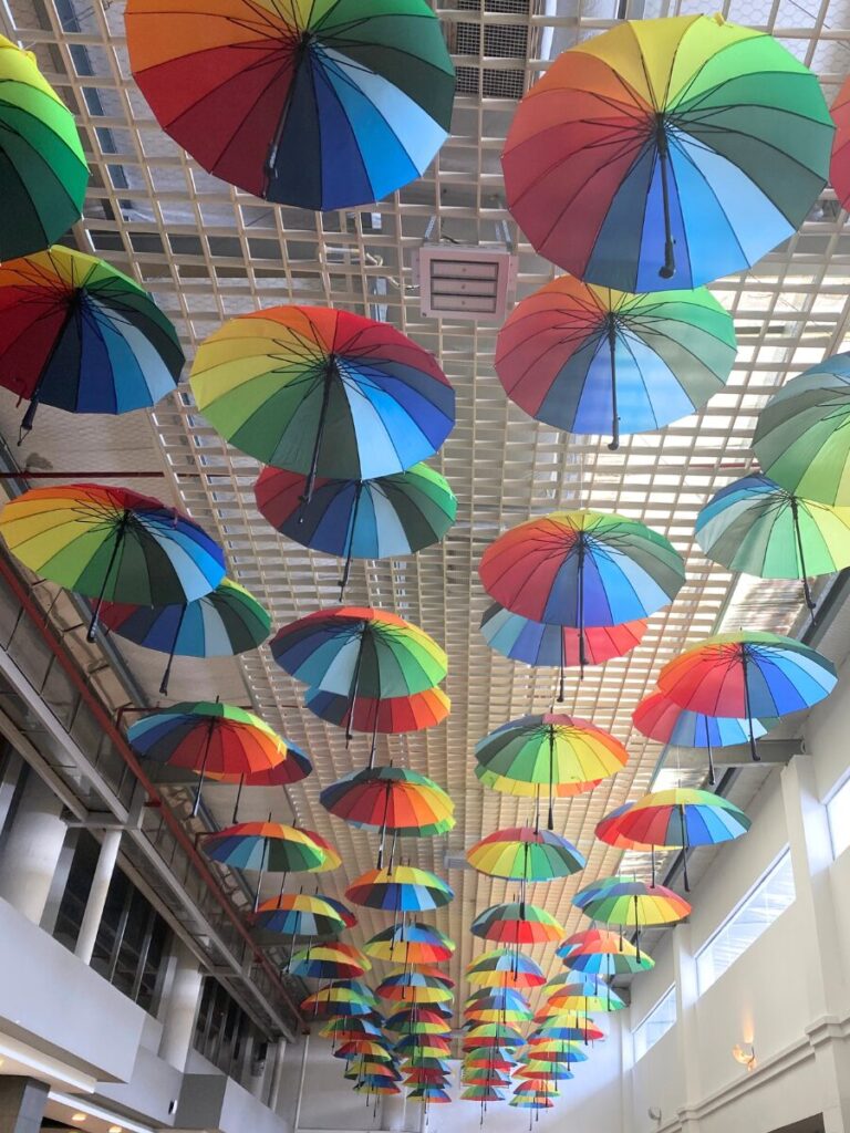 Jetty Point内の天井に並ぶカラフルな傘