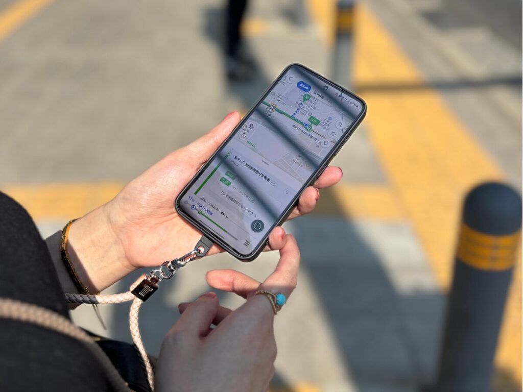 韓国旅行中esimで地図を確認中