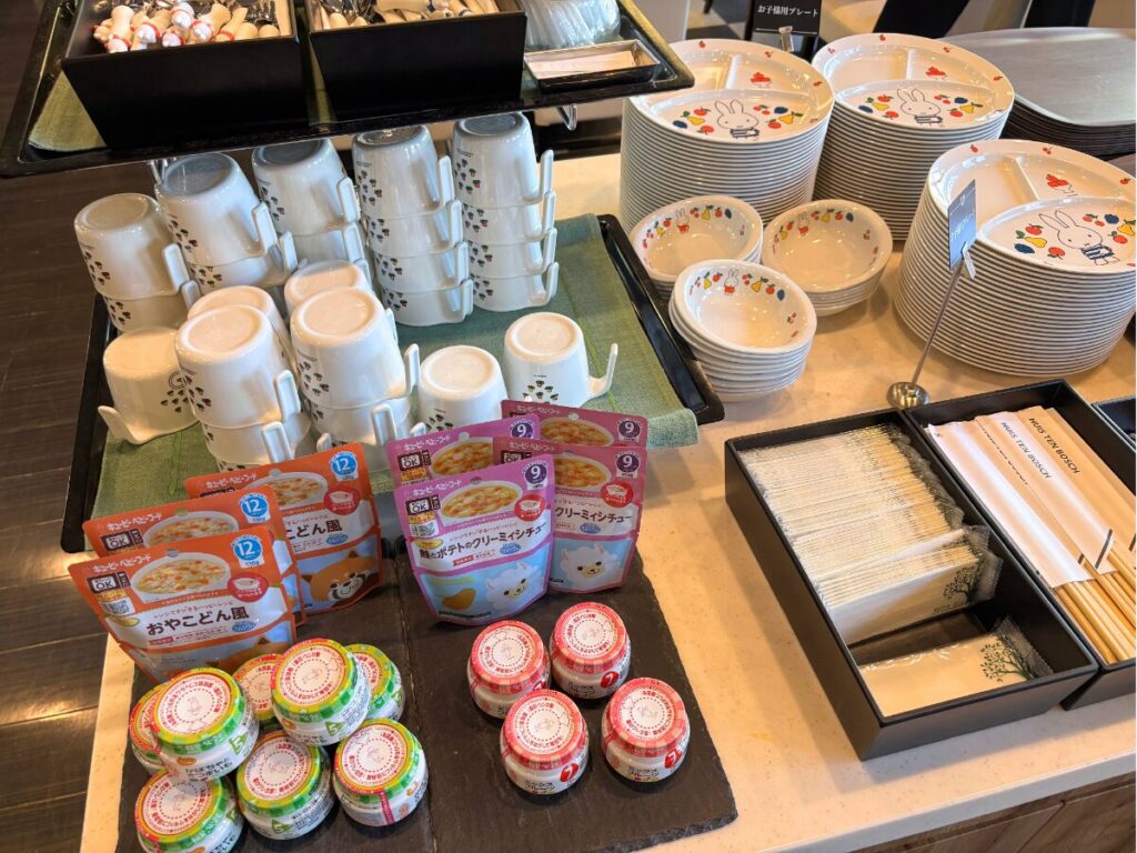 ホテルアムステルダムの朝食会場の子供用カトラリーや離乳食