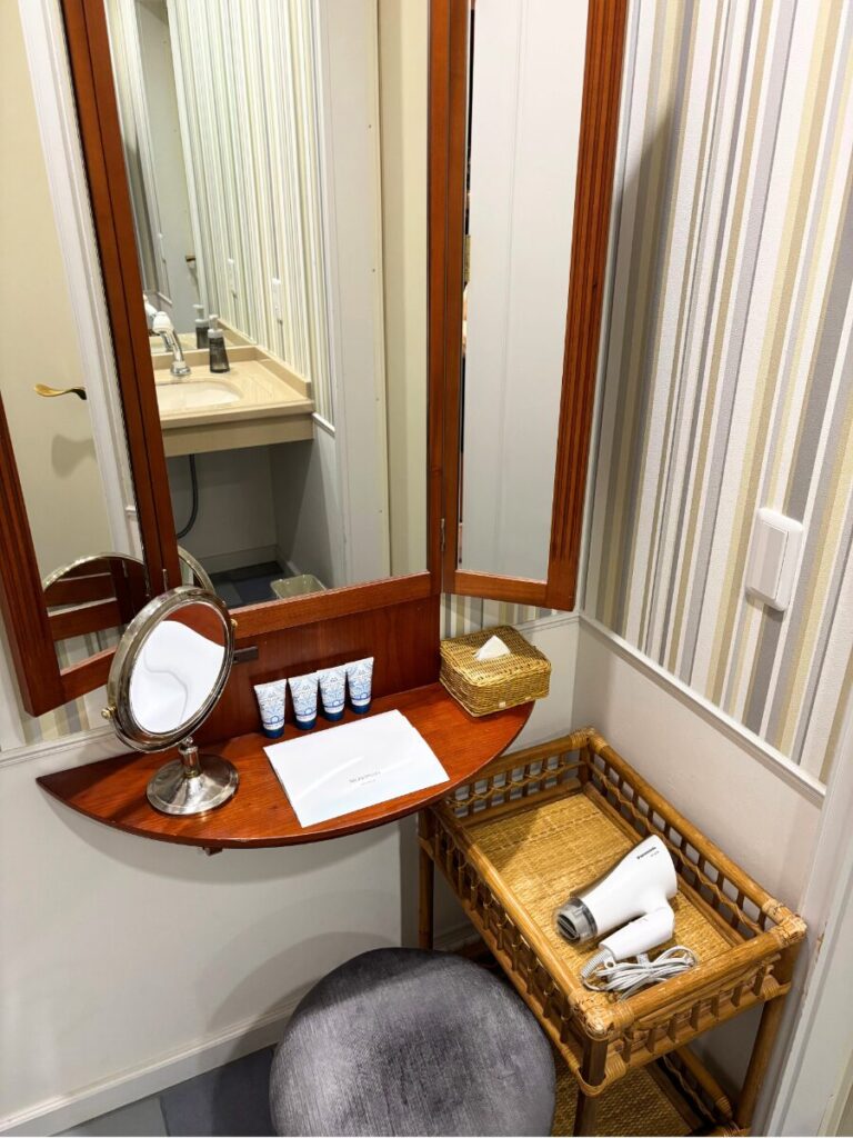 ホテルアムステルダムデラックスルームのメイクスペース