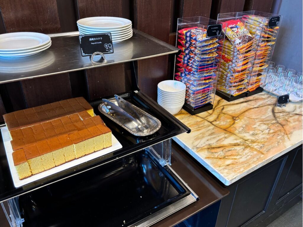 ホテルアムステルダムの朝食会場のカステラとシリアル類