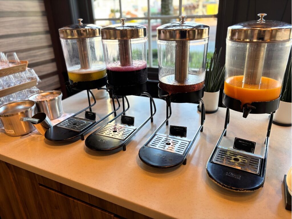 ホテルアムステルダムの朝食ビュッフェのフレッシュジュース