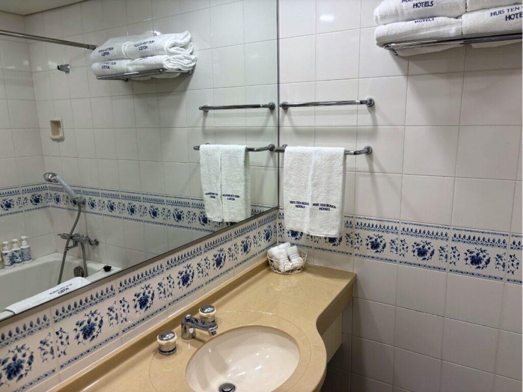 ホテルアムステルダムデラックスルームの奥の洗面所