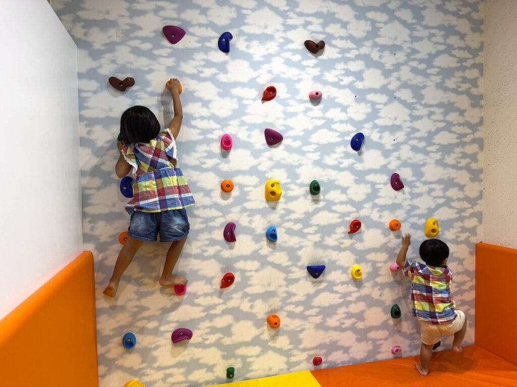 東急ステイ沖縄那覇のキッズスペースのボルダリング
