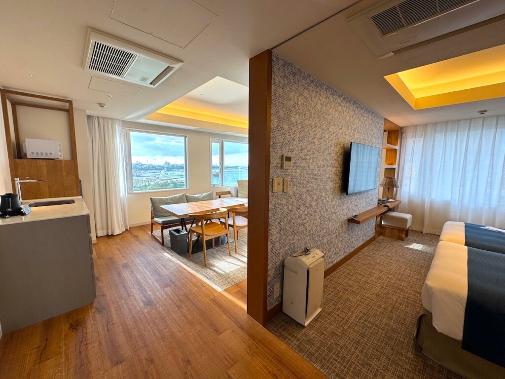 東急ステイ沖縄那覇のプレミアリバーサイドツインの客室