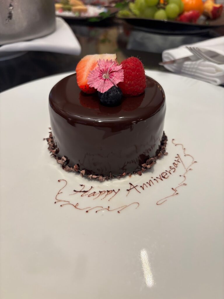 フォーシーズンズホテル京都からのケーキとスパークリングワインのサービス