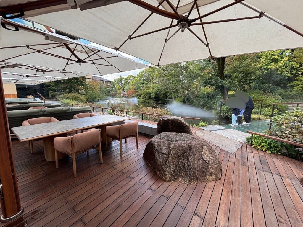 フォーシーズンズ京都「積翠園」での餌やり体験