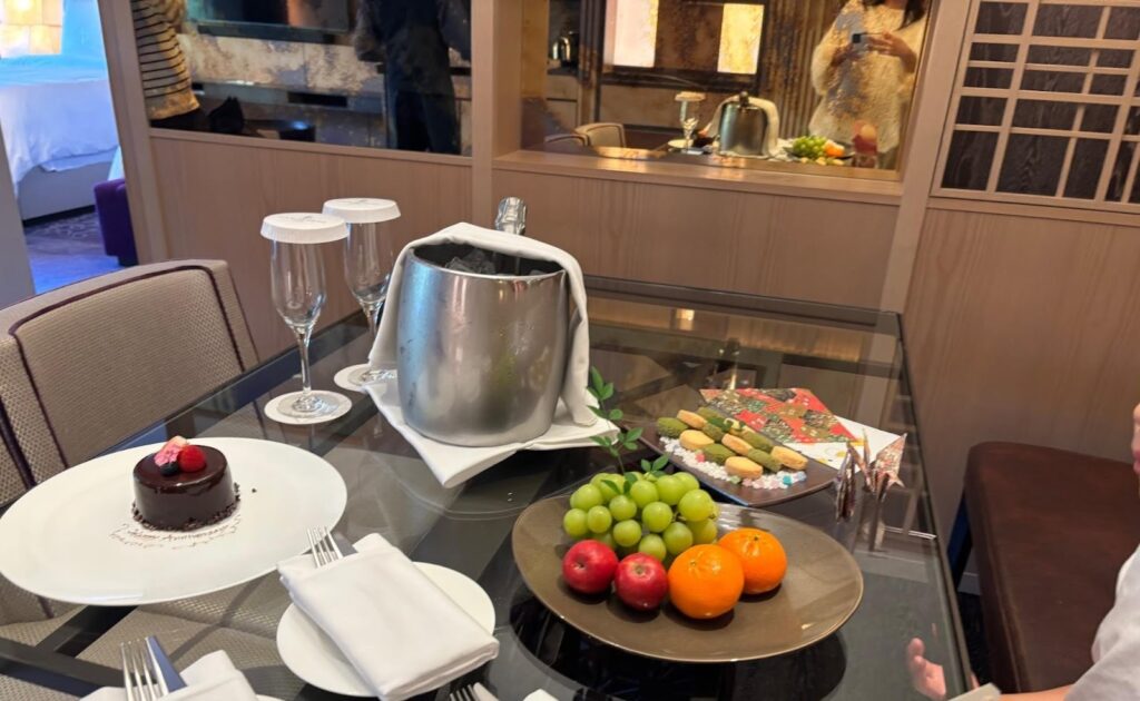 フォーシーズンズホテル京都からのケーキとスパークリングワインのサービス