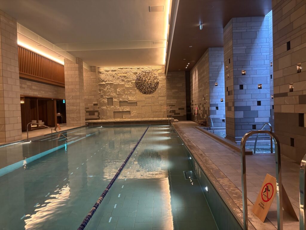 フォーシーズンズ京都の屋内温水プール
