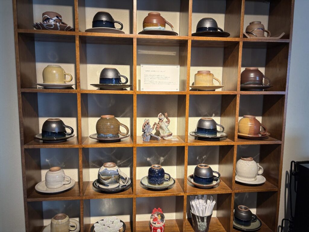 アオアヲナルトリゾート「アオアヲフロアサービス」のラウンジのコーヒーカップ