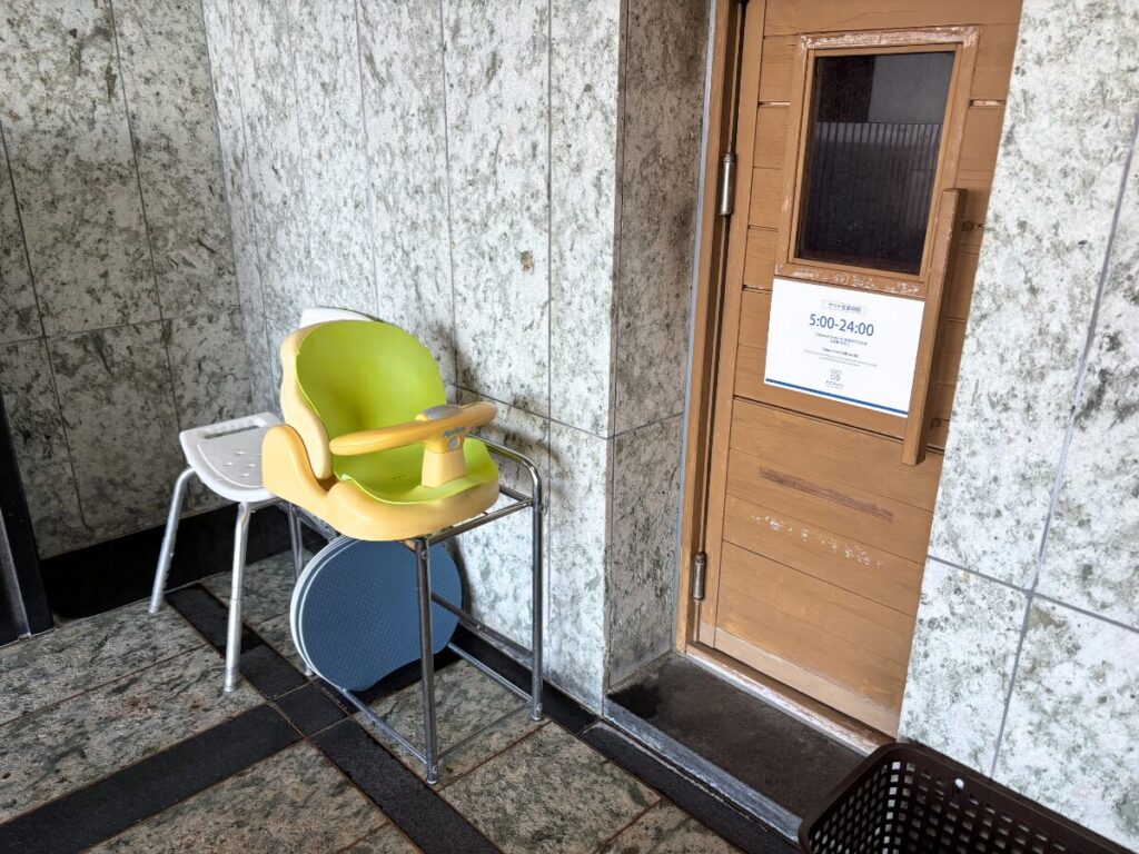 ジャパニーズスイート宿泊者専用温泉「浅葱」のサウナとベビーチェア