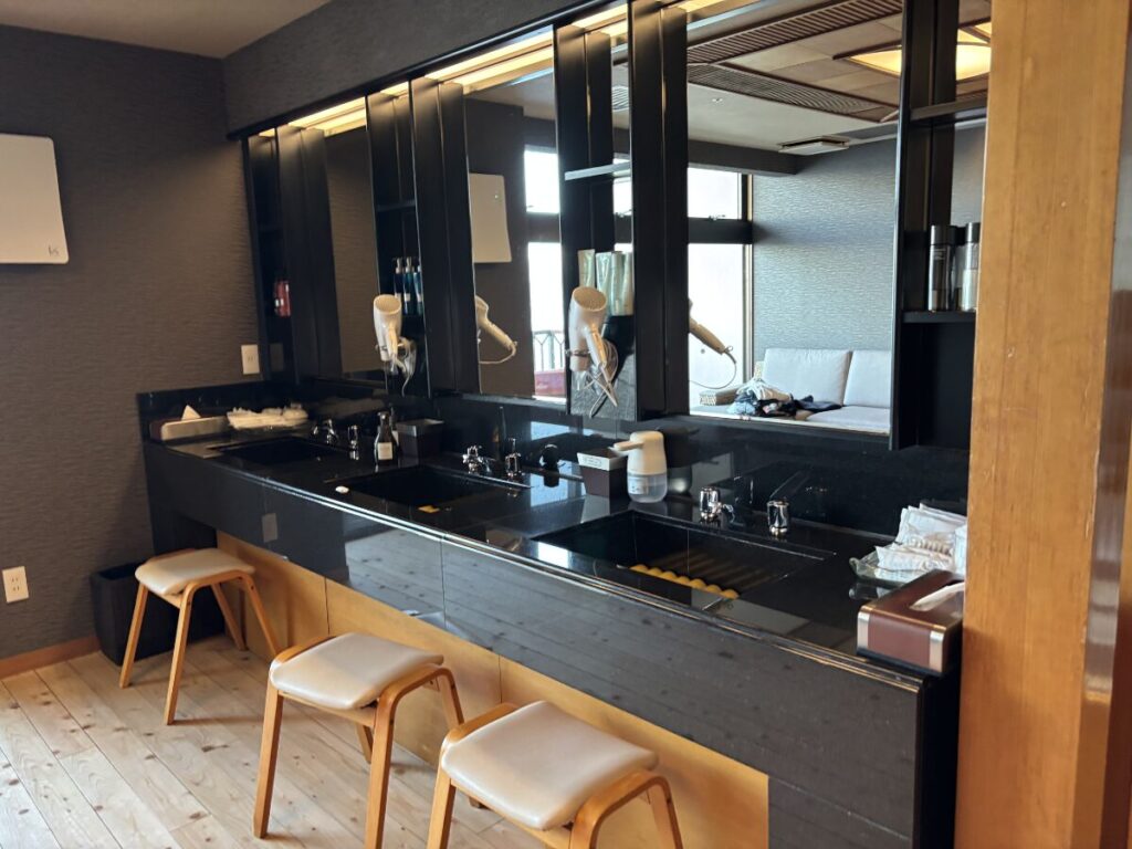 ジャパニーズスイート宿泊者専用温泉「浅葱」の脱衣所の洗面台