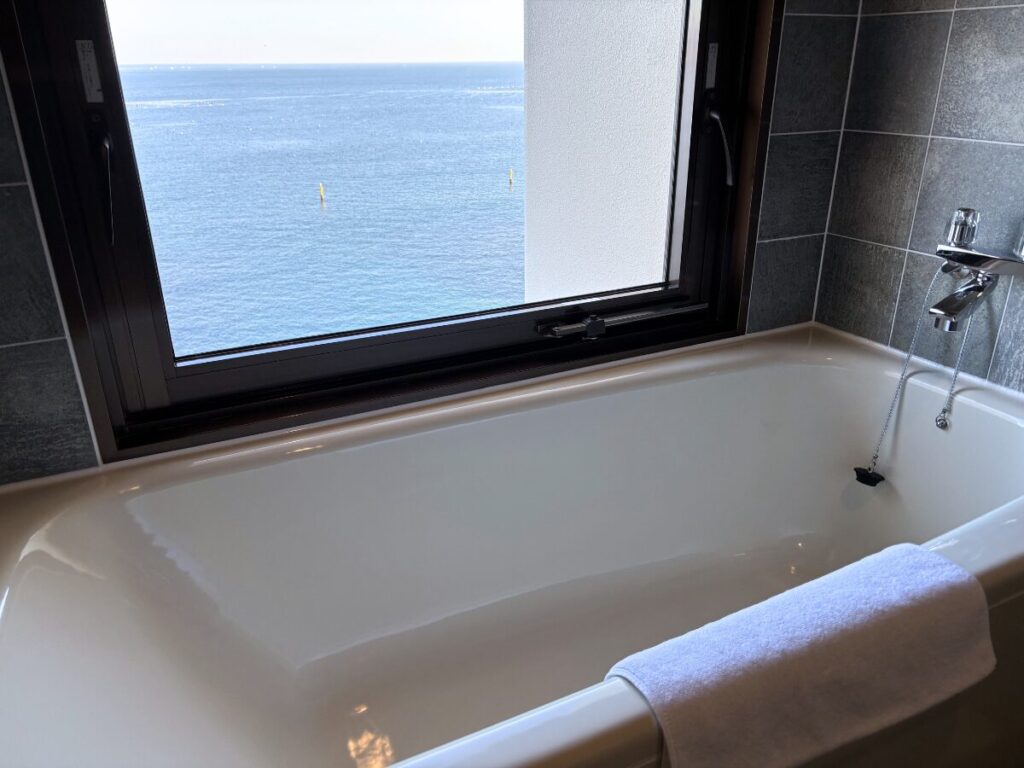 アオアヲナルトリゾートのジャパニーズスイートのオーシャンビューのお風呂