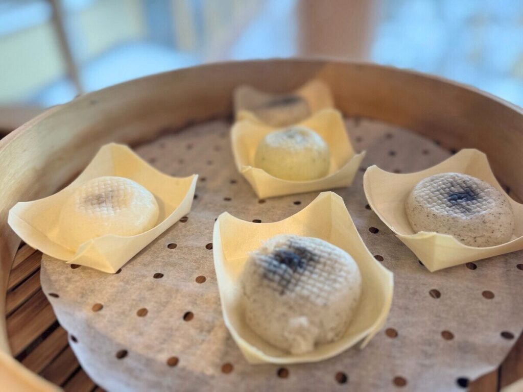 白玉の湯 華鳳ラウンジにある蒸したてのお饅頭
