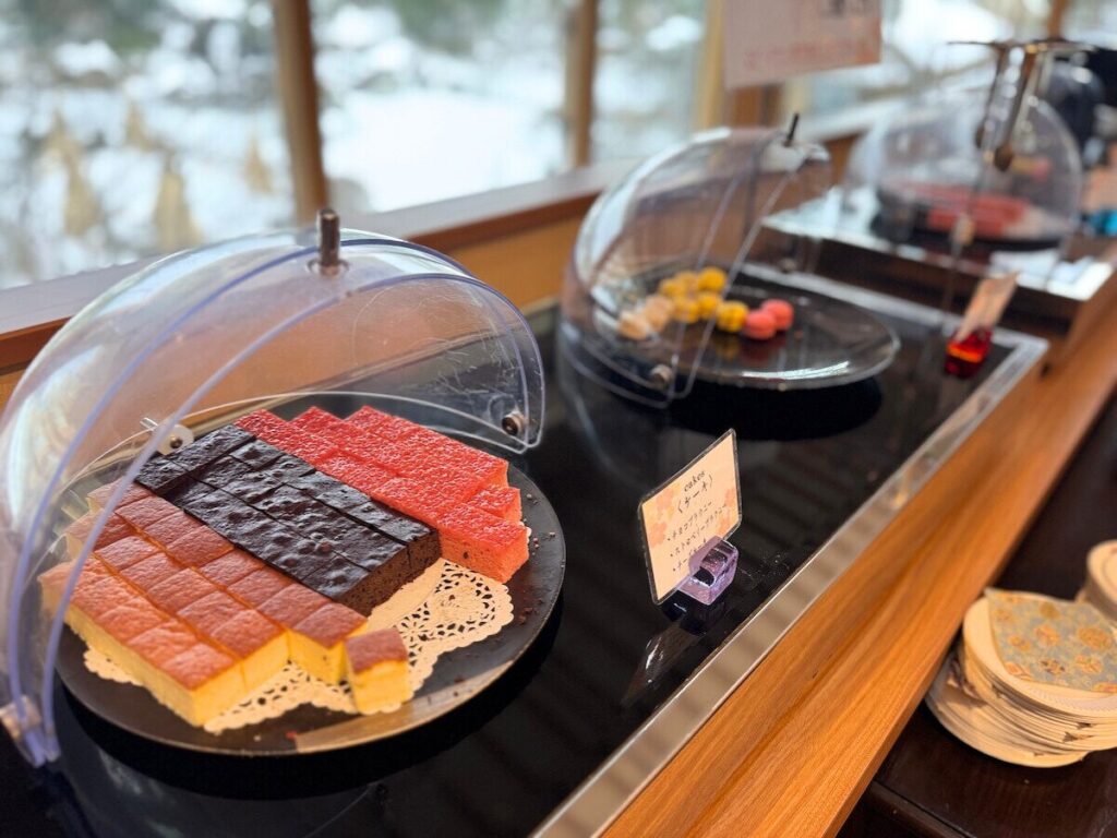 白玉の湯 華鳳のラウンジのお菓子(マカロンなど)