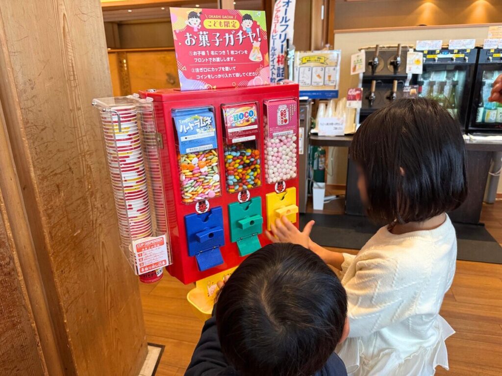 白玉の湯 華鳳ラウンジにあるこども限定のお菓子のガチャガチャ