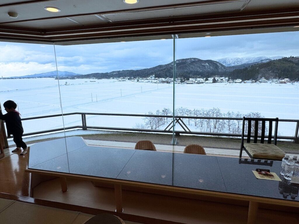 白玉の湯 華鳳|8階デラックス和室の雪の田園ビュー