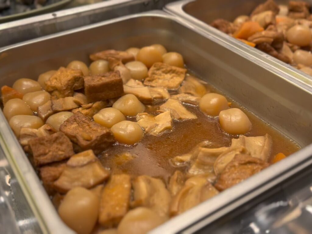 白玉の湯 華鳳の朝食の車麩と玉蒟蒻のうま煮。