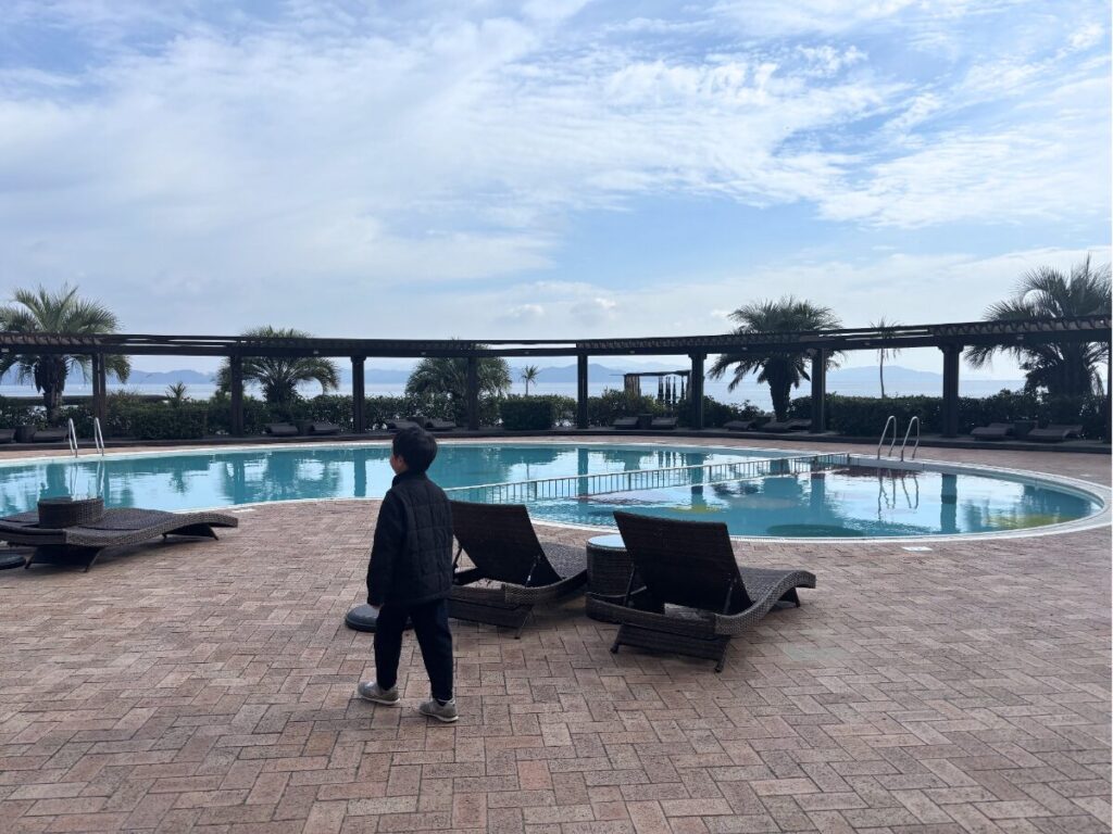 アオアヲナルトリゾートのプール