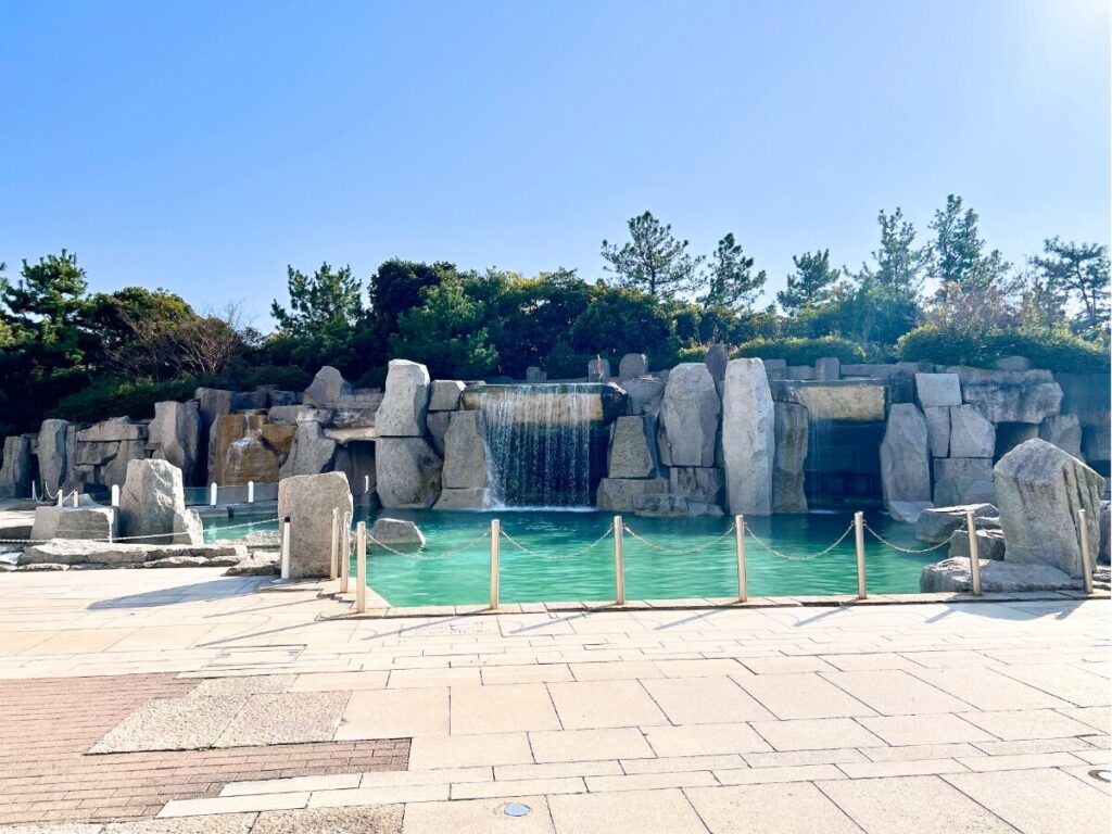 シェラトン・グランデ・トーキョーベイの中庭プール