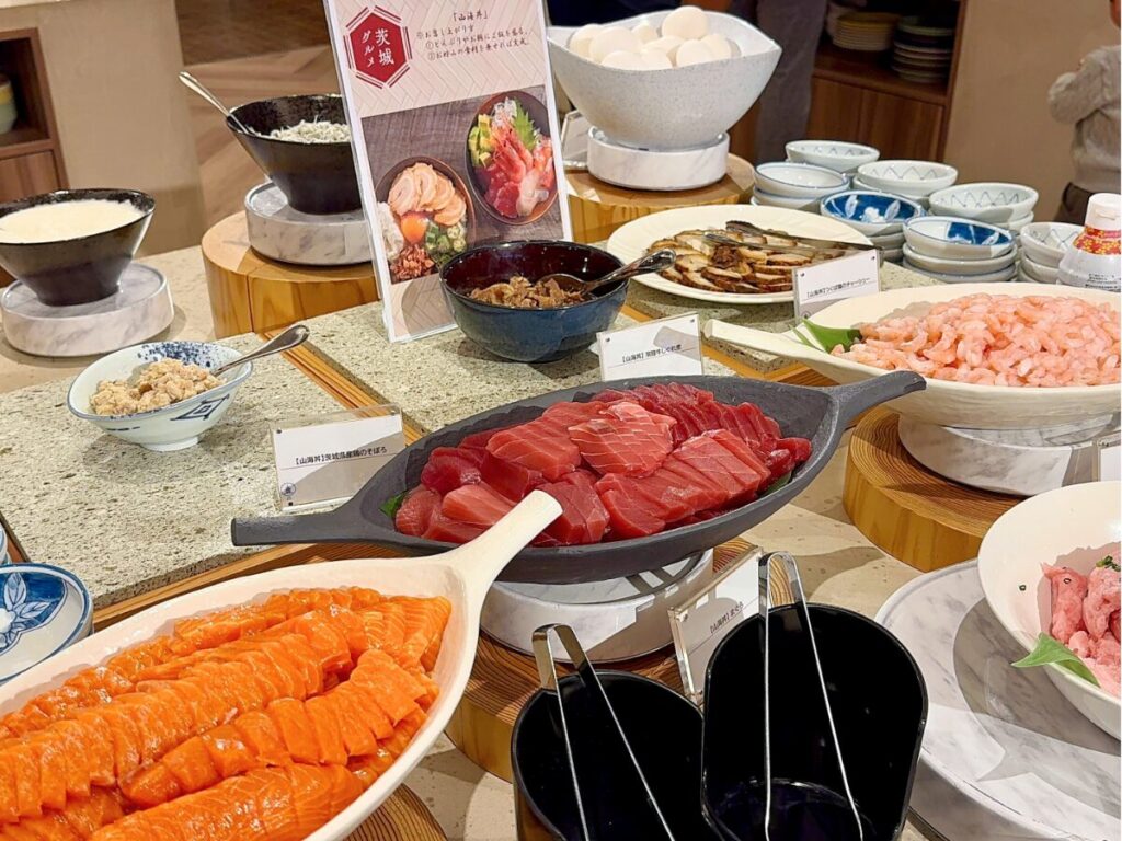 亀の井ホテル 筑波山の夕食ビュッフェの海も山も楽しめる茨城ならではの「山海丼」