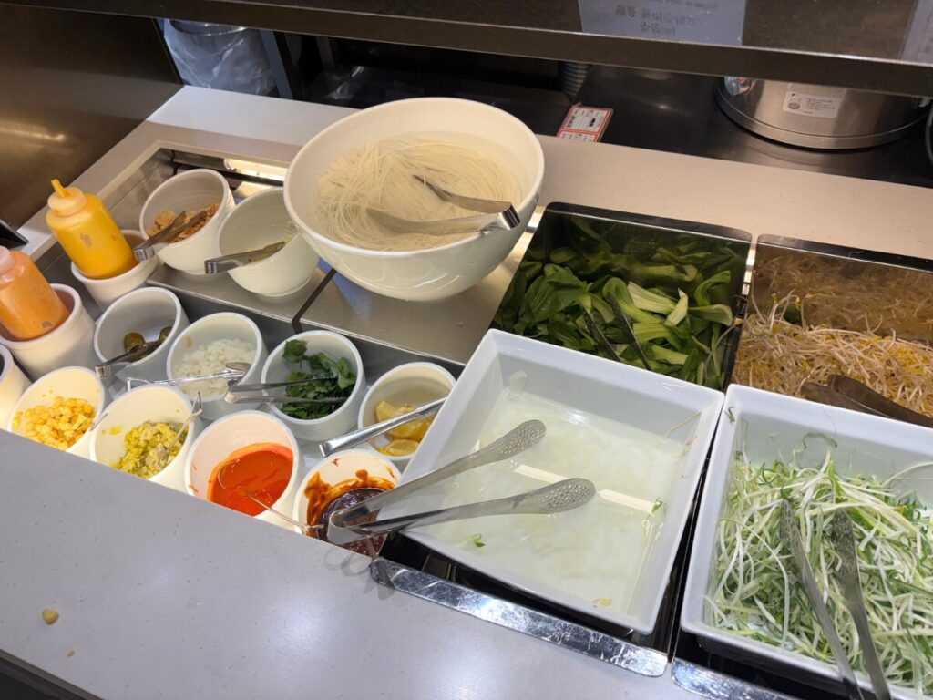 仁川空港第2ターミナルのスカイハブラウンジのライブキッチンのフォーの選べる具材