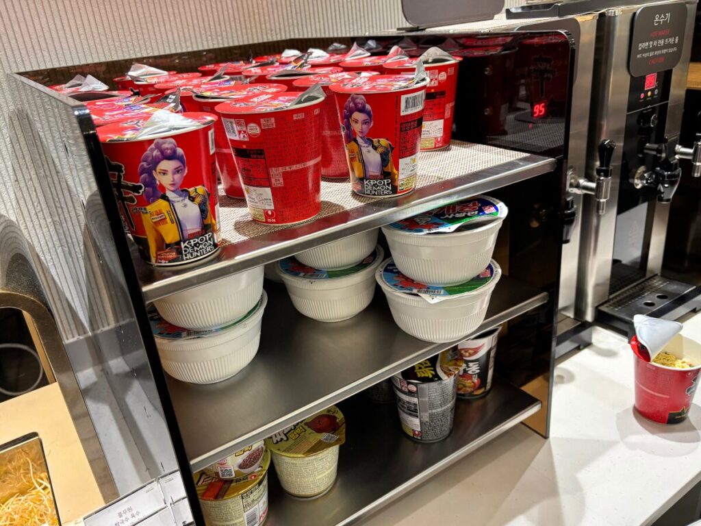 仁川空港第2ターミナルのスカイハブラウンジの辛ラーメンやチャパゲティなどのインスタントラーメン