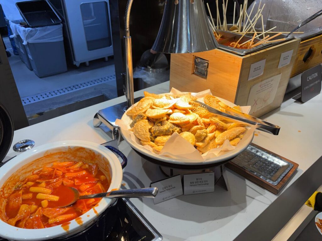 仁川空港第2ターミナルのスカイハブラウンジの韓国料理（トッポギ・おでん・天ぷらなど）