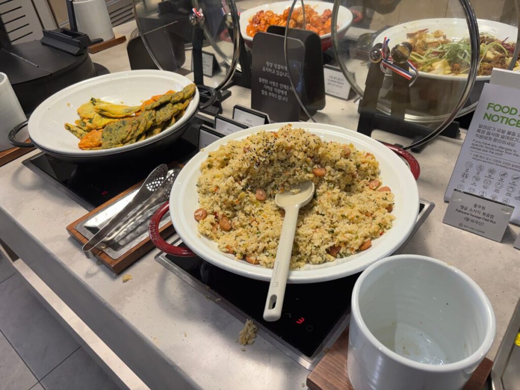 仁川空港第2ターミナルのスカイハブラウンジホットミール（炒飯など）