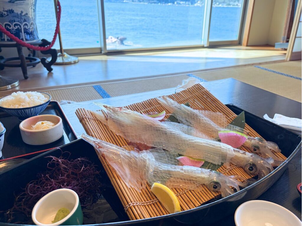 呼子の海と河太郎のイカの活け造り