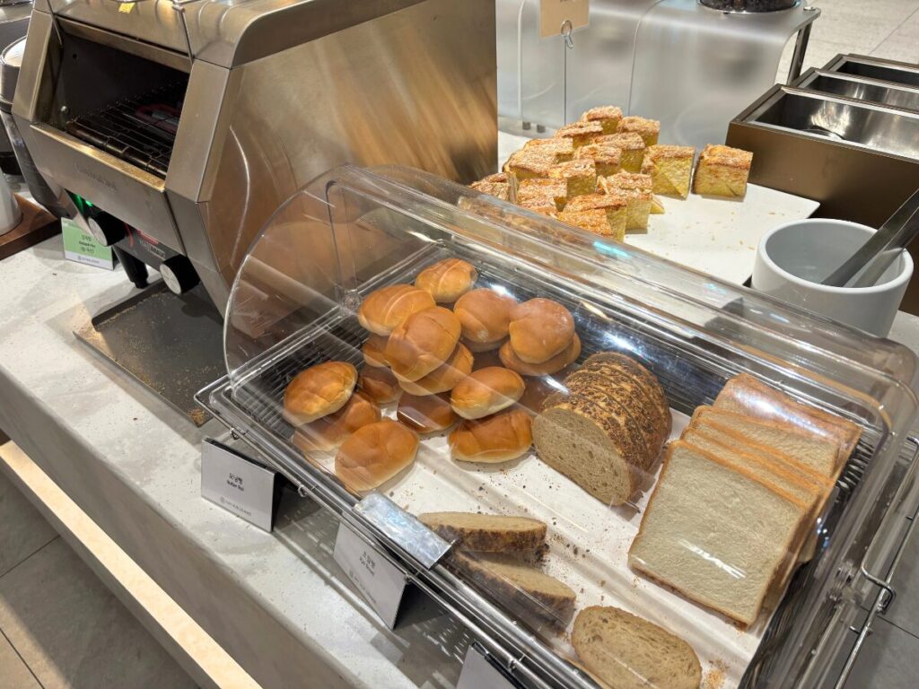 仁川空港第2ターミナルのスカイハブラウンジのパン類