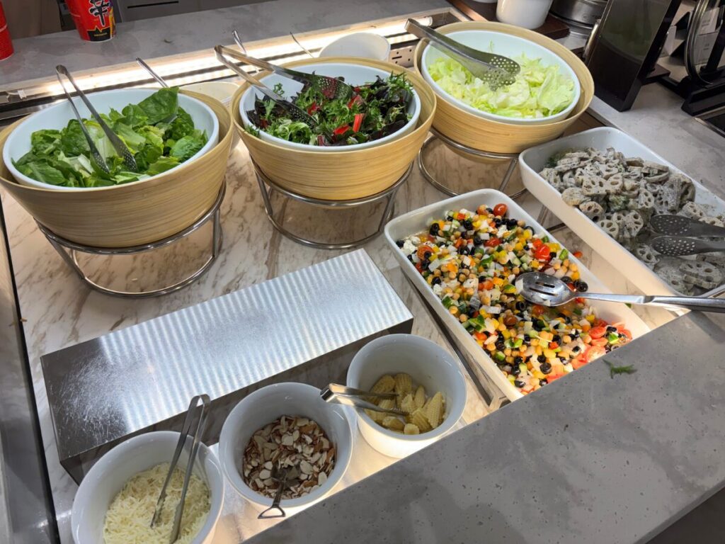 仁川空港第2ターミナルのスカイハブラウンジのサラダ