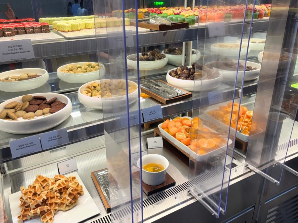 仁川空港第2ターミナルのスカイハブラウンジのデザート・フルーツ