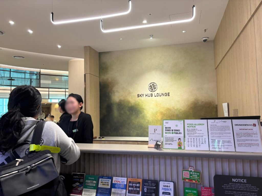 仁川空港第2ターミナルのスカイハブラウンジの受付カウンター