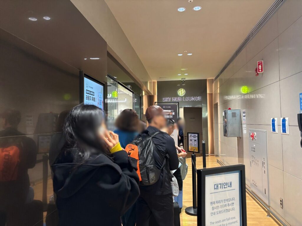 仁川空港第2ターミナルのスカイハブラウンジの列（土曜日夕方）