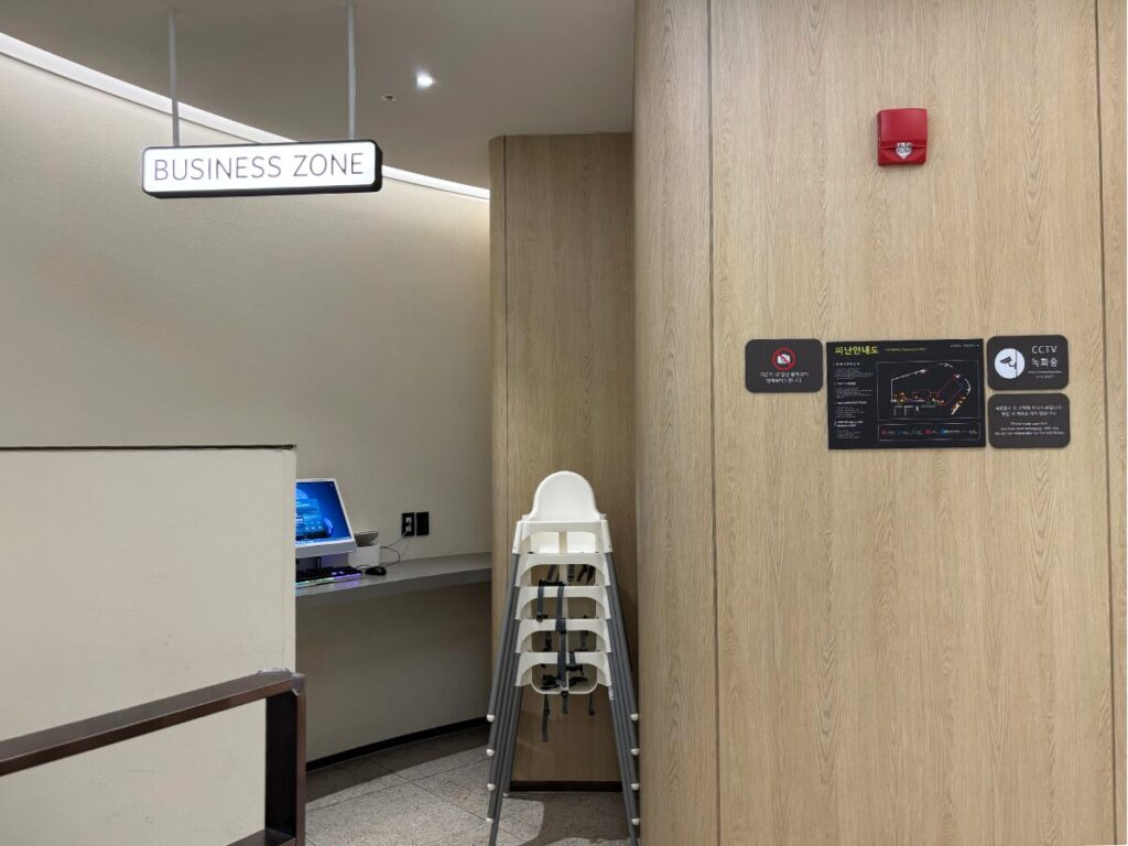 仁川空港第2ターミナルのスカイハブラウンジのビジネスゾーンとキッズチェア