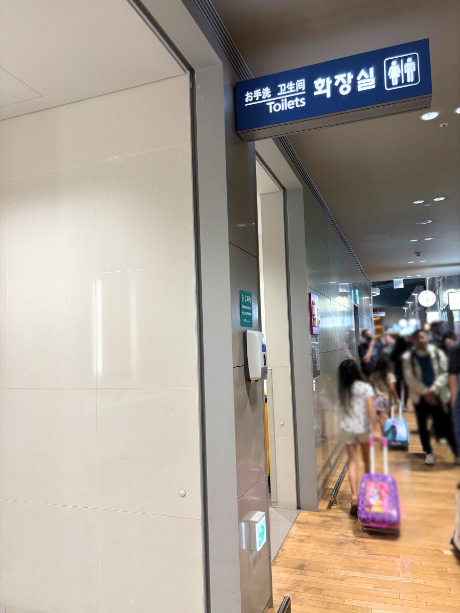 スカイハブラウンジにトイレはないので外に出る必要があります